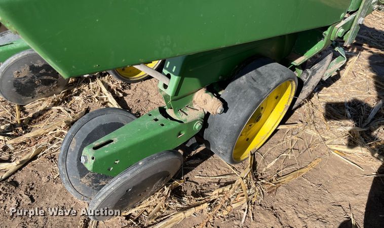 image for item IJ9603 John Deere 7100  planter