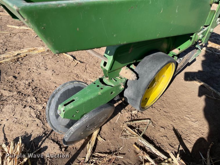 image for item IJ9603 John Deere 7100  planter