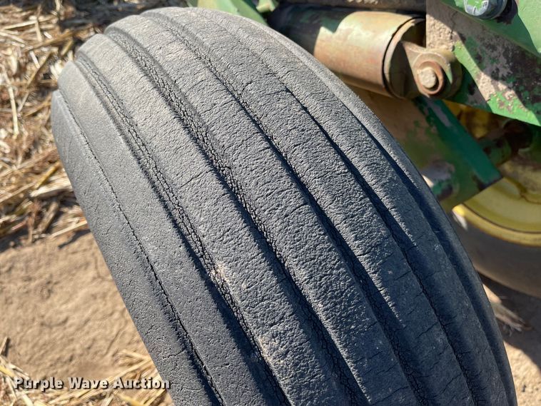 image for item IJ9605 John Deere 335  off-set disk