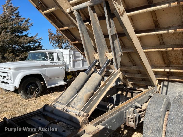 image for item IJ9618 1974 GMC 6500  grain truck