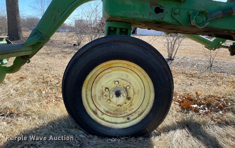 image for item IJ9659 1956 John Deere 60  tractor