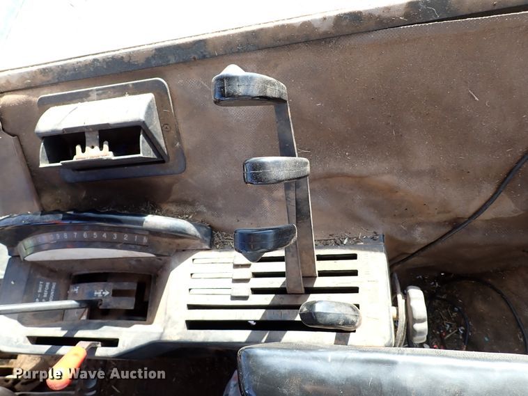 image for item IS9417 1988 John Deere 4450  MFWD tractor