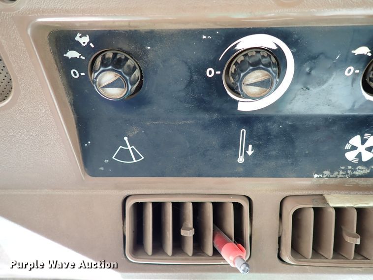 image for item IS9417 1988 John Deere 4450  MFWD tractor