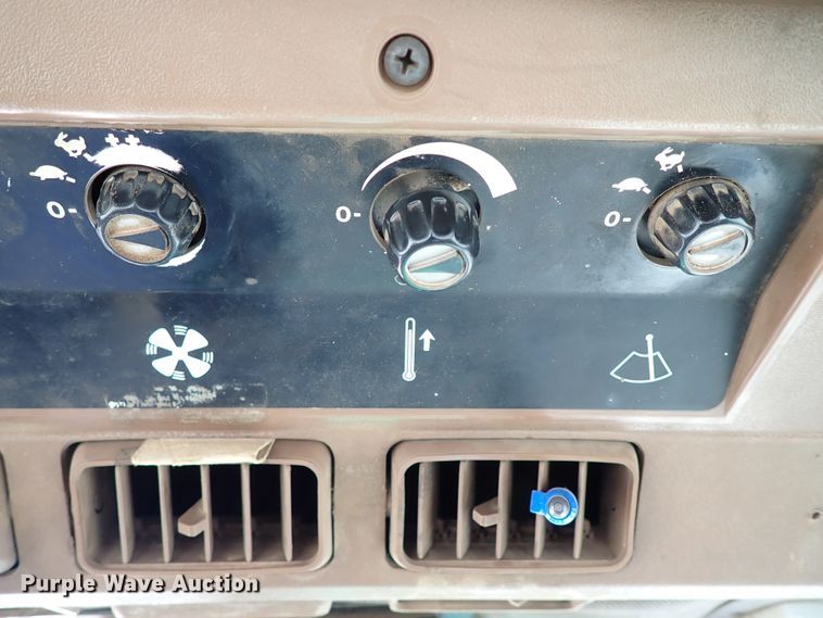 image for item IS9417 1988 John Deere 4450  MFWD tractor