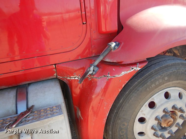 image for item DF0029 2005 International 9200  semi truck