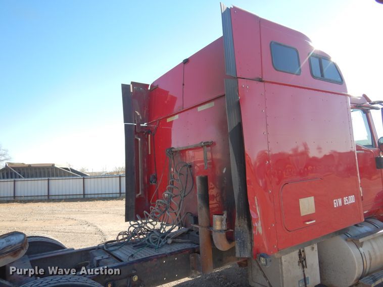 image for item DF0029 2005 International 9200  semi truck