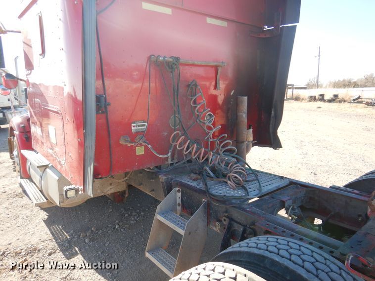 image for item DF0029 2005 International 9200  semi truck