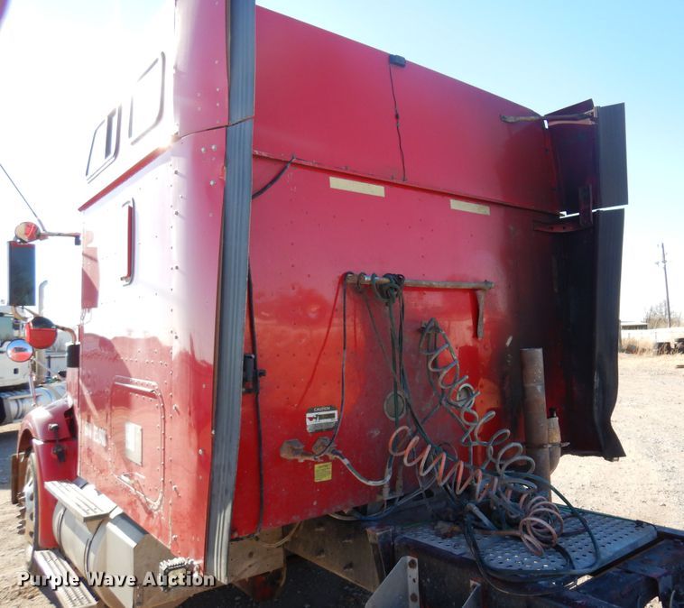 image for item DF0029 2005 International 9200  semi truck