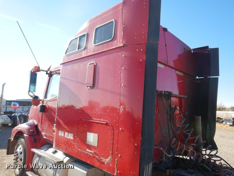 image for item DF0029 2005 International 9200  semi truck