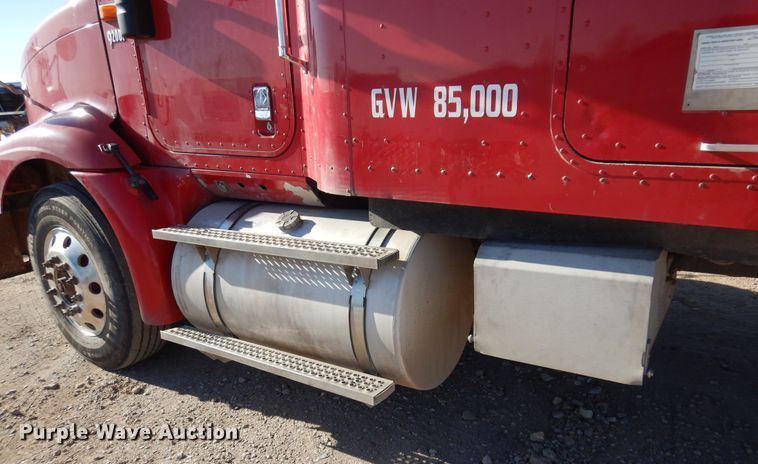 image for item DF0029 2005 International 9200  semi truck