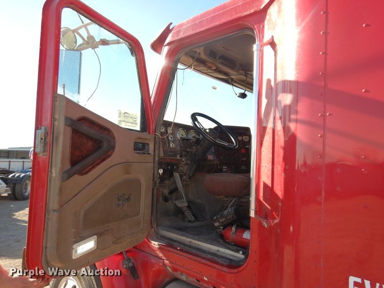 image for item DF0029 2005 International 9200  semi truck