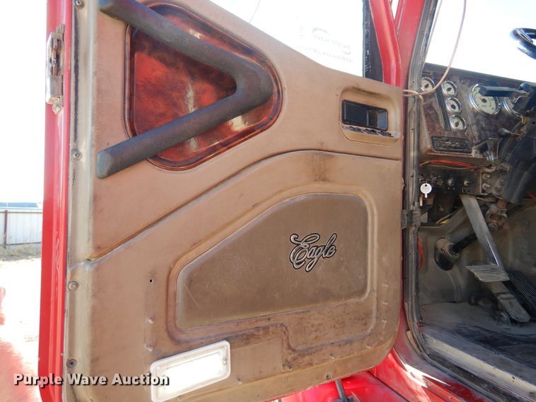 image for item DF0029 2005 International 9200  semi truck