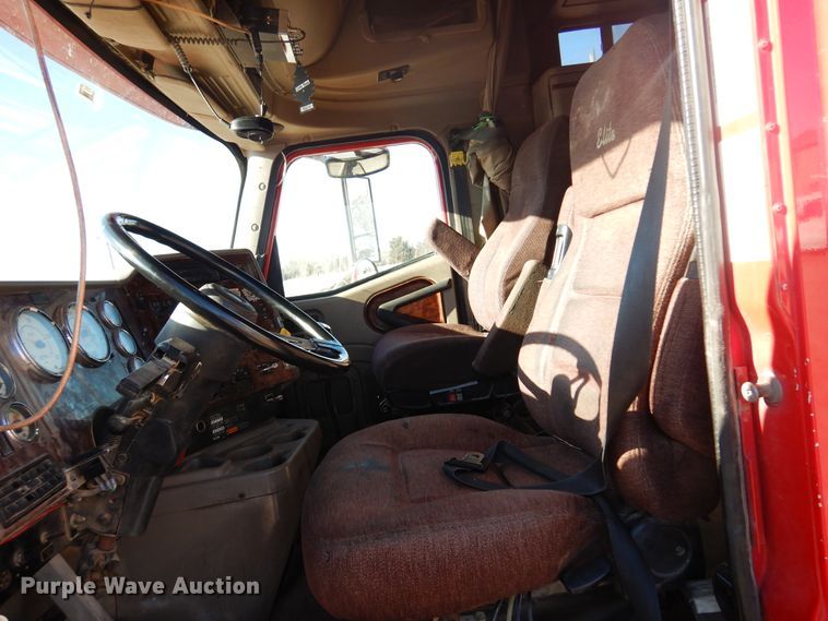 image for item DF0029 2005 International 9200  semi truck