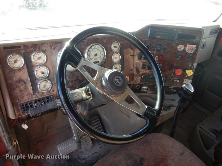 image for item DF0029 2005 International 9200  semi truck