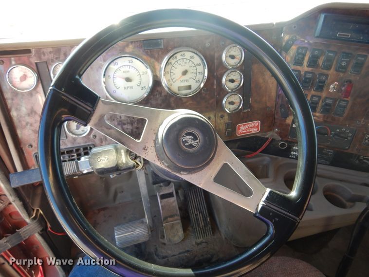 image for item DF0029 2005 International 9200  semi truck