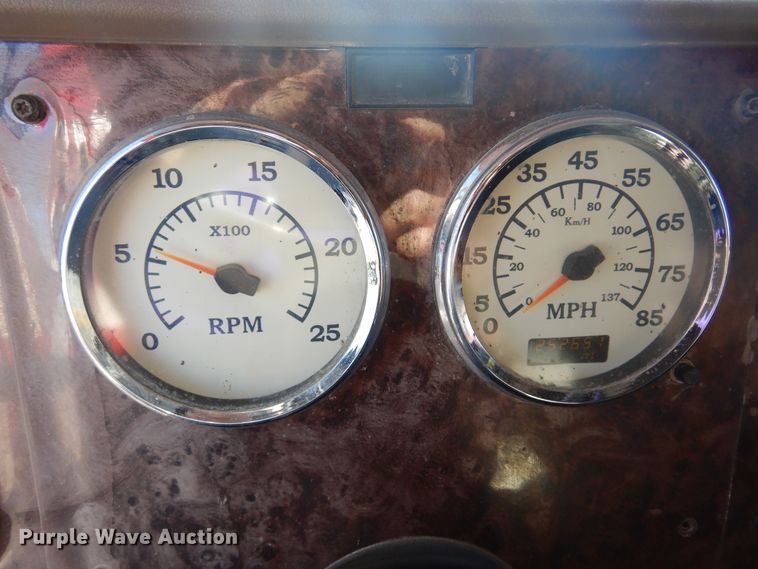 image for item DF0029 2005 International 9200  semi truck