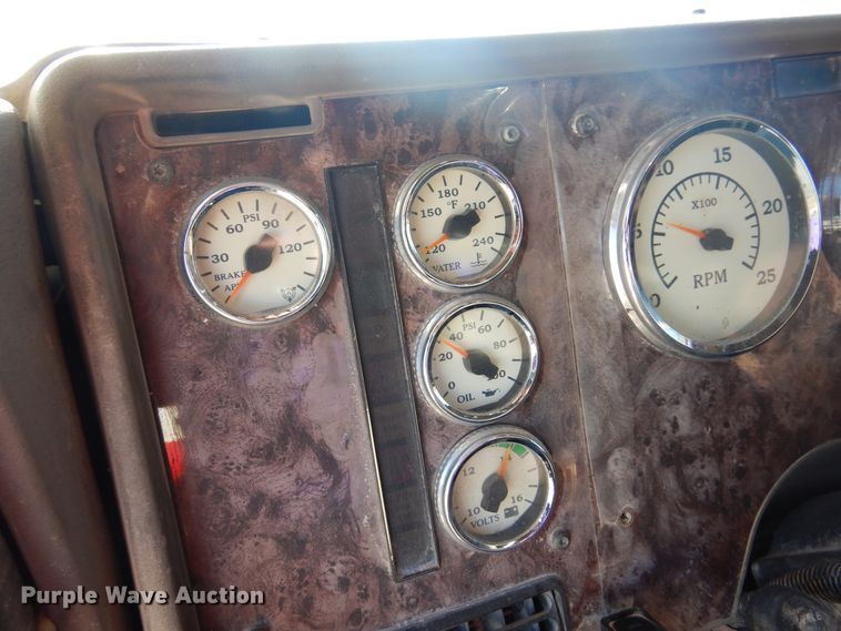 image for item DF0029 2005 International 9200  semi truck