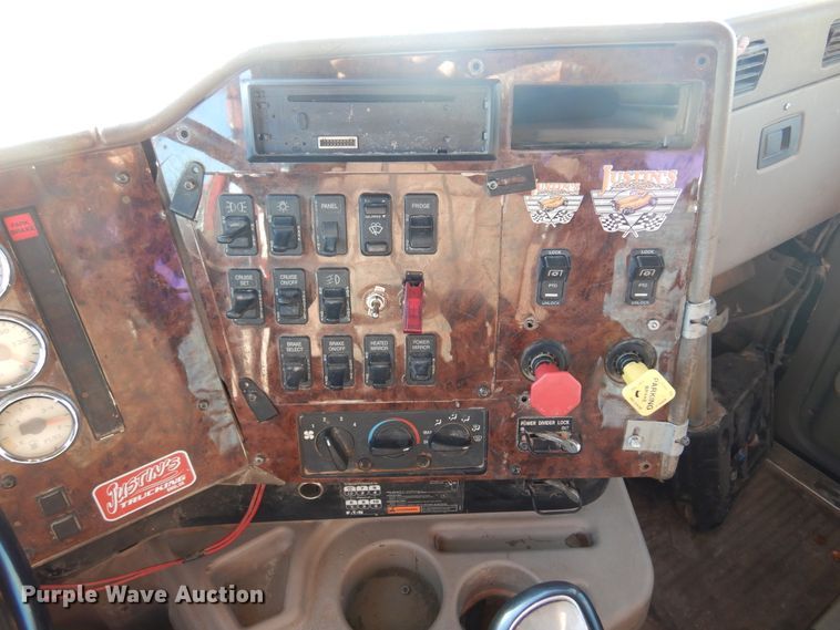 image for item DF0029 2005 International 9200  semi truck