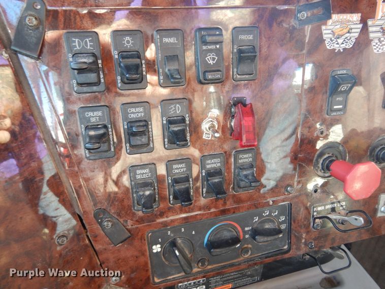 image for item DF0029 2005 International 9200  semi truck