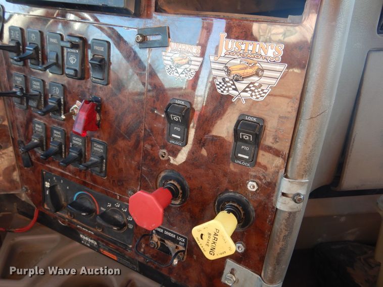 image for item DF0029 2005 International 9200  semi truck