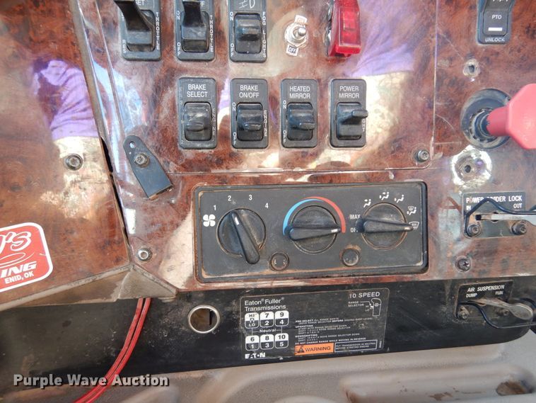 image for item DF0029 2005 International 9200  semi truck