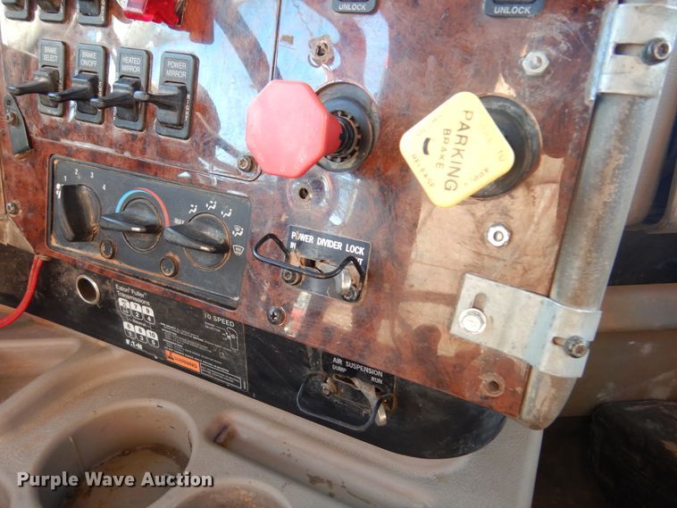 image for item DF0029 2005 International 9200  semi truck