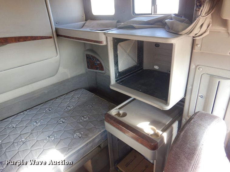 image for item DF0029 2005 International 9200  semi truck