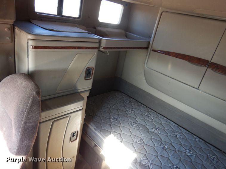 image for item DF0029 2005 International 9200  semi truck