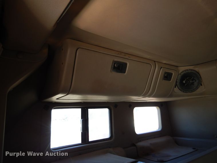 image for item DF0029 2005 International 9200  semi truck