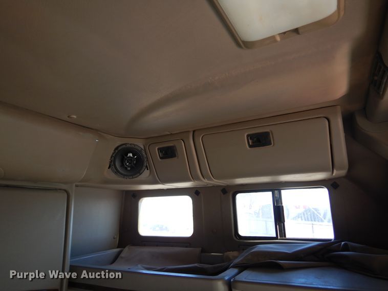 image for item DF0029 2005 International 9200  semi truck