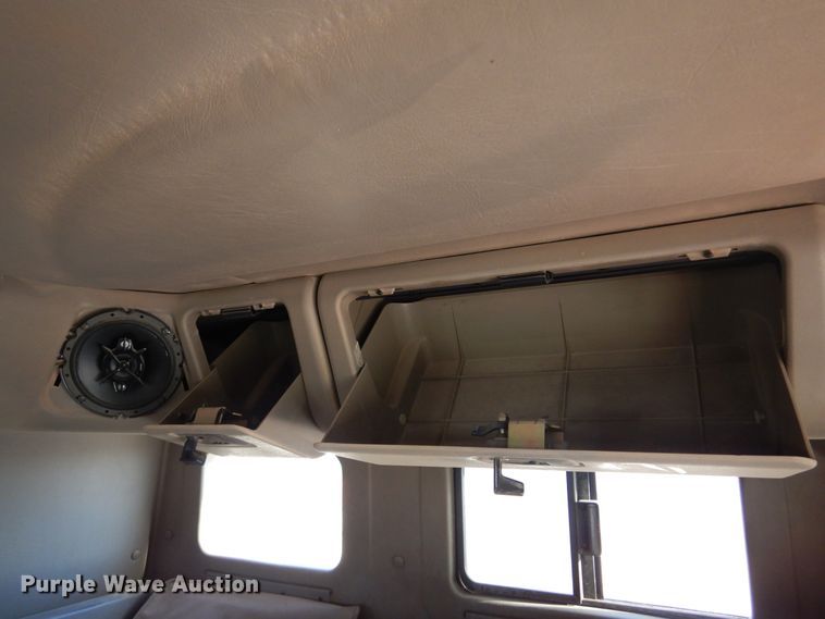 image for item DF0029 2005 International 9200  semi truck