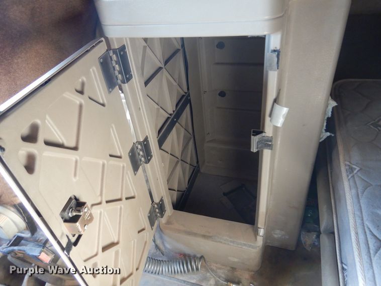 image for item DF0029 2005 International 9200  semi truck