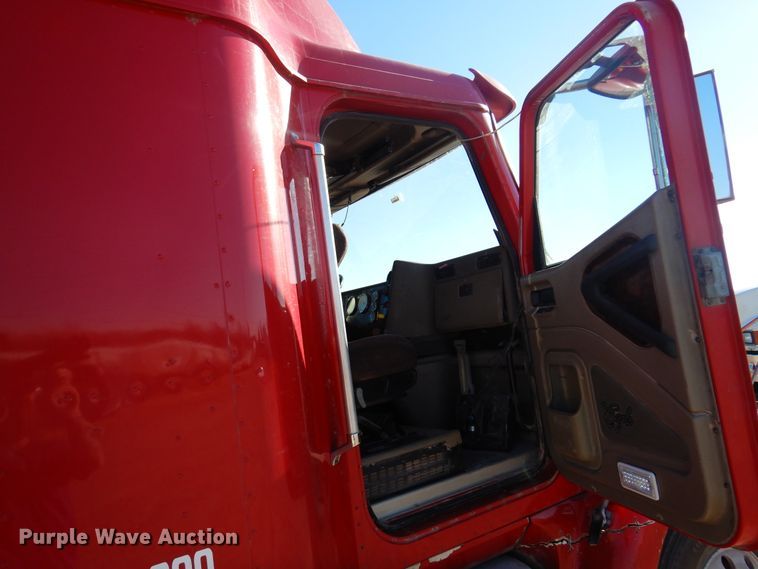 image for item DF0029 2005 International 9200  semi truck