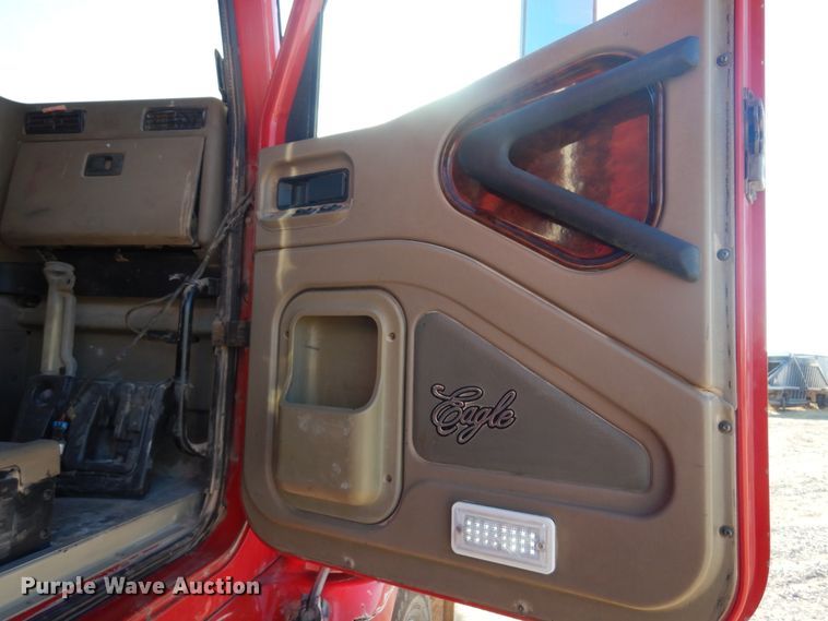 image for item DF0029 2005 International 9200  semi truck