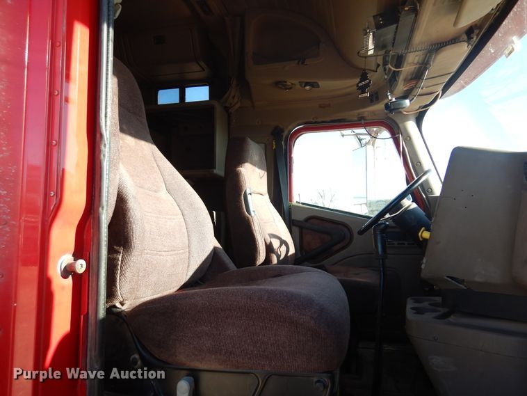 image for item DF0029 2005 International 9200  semi truck