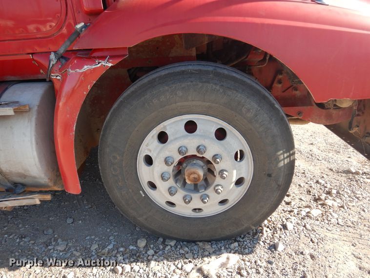 image for item DF0029 2005 International 9200  semi truck