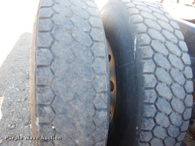 image for item DF0029 2005 International 9200  semi truck