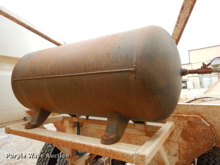 image for item DF0295 2013 Dakota  bottom dump trailer