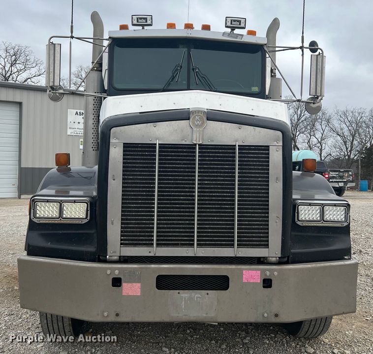 image for item DH8154 1994 Kenworth T800  semi truck