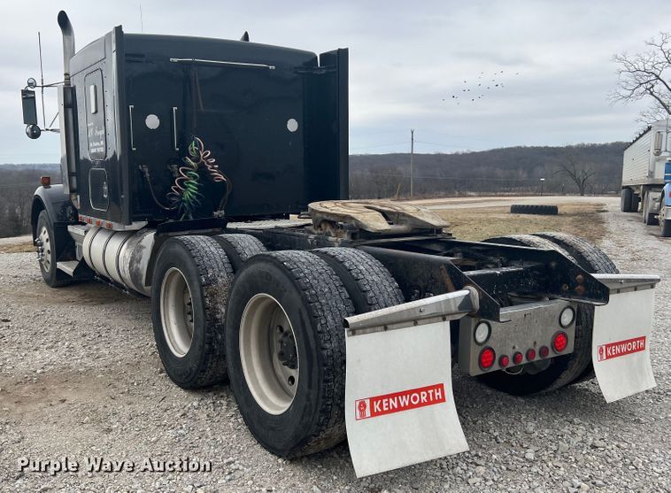 image for item DH8154 1994 Kenworth T800  semi truck