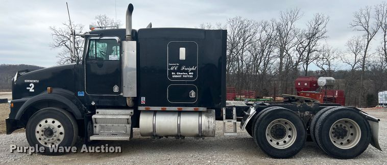 image for item DH8154 1994 Kenworth T800  semi truck