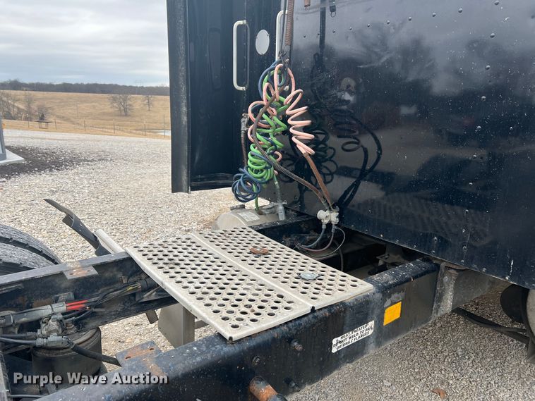 image for item DH8154 1994 Kenworth T800  semi truck