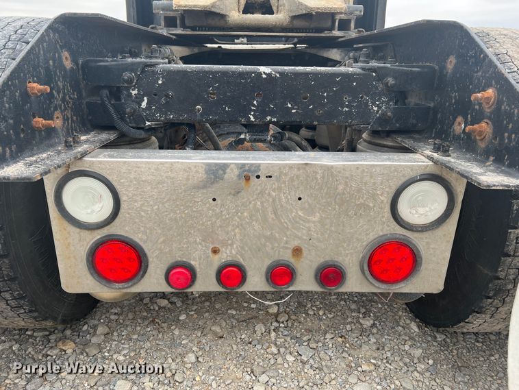 image for item DH8154 1994 Kenworth T800  semi truck