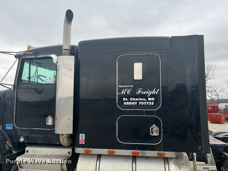 image for item DH8154 1994 Kenworth T800  semi truck