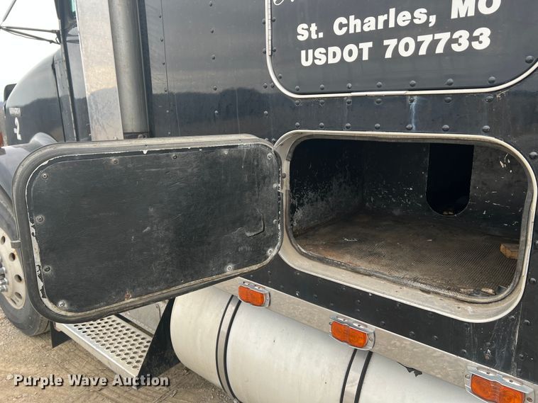 image for item DH8154 1994 Kenworth T800  semi truck