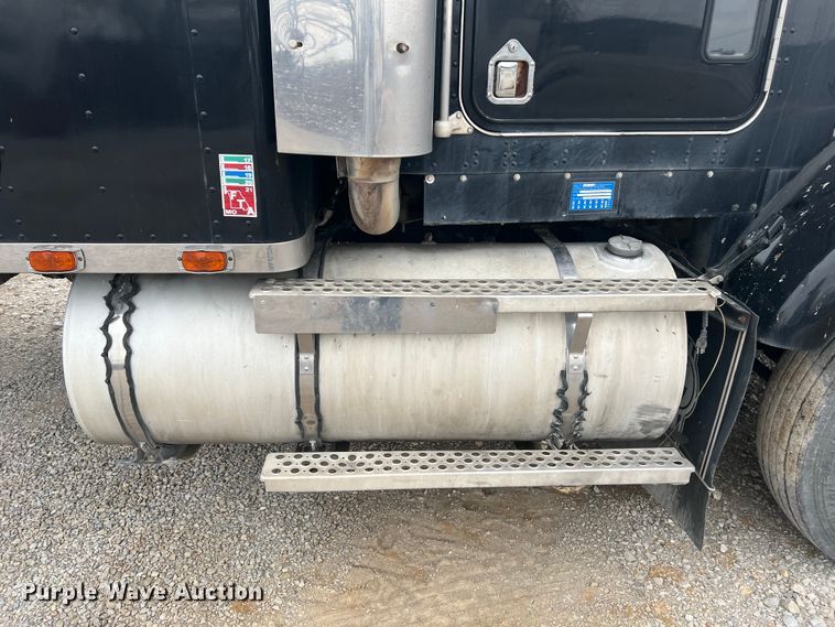 image for item DH8154 1994 Kenworth T800  semi truck