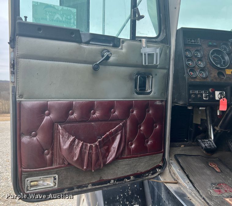 image for item DH8154 1994 Kenworth T800  semi truck