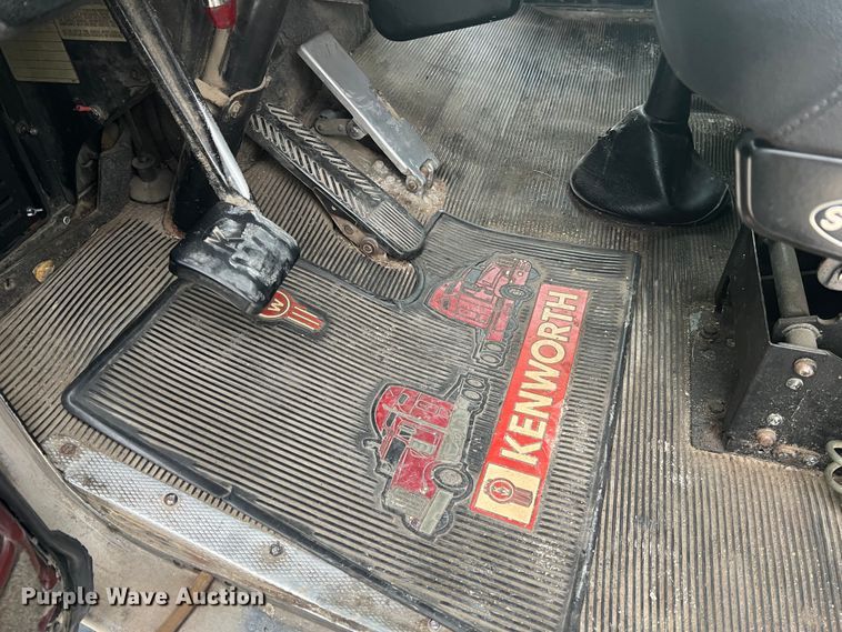 image for item DH8154 1994 Kenworth T800  semi truck