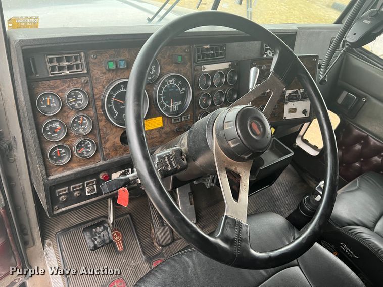 image for item DH8154 1994 Kenworth T800  semi truck