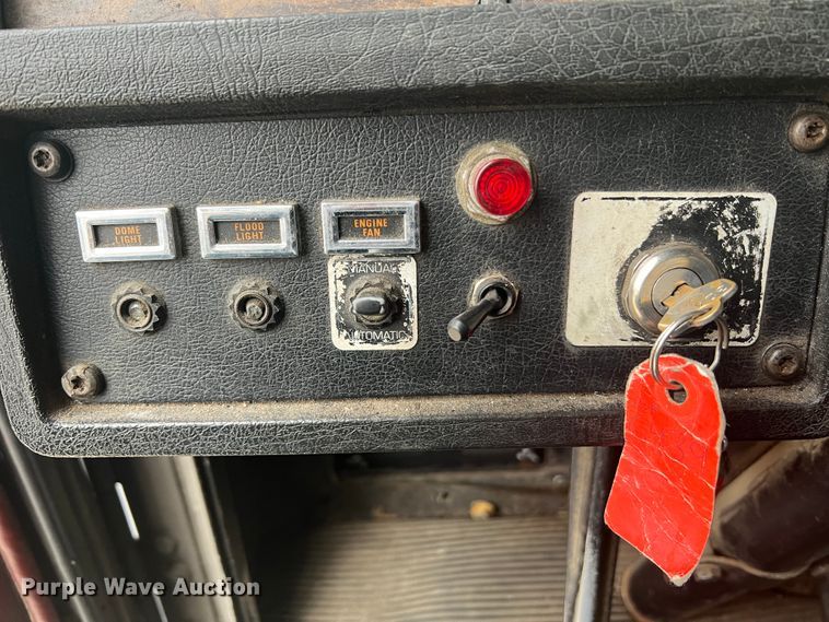 image for item DH8154 1994 Kenworth T800  semi truck